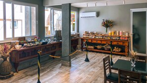 A restaurant interior with a bar area, dining tables, and a kitchen in the background. - Pousada Perola Do Morro (Cairu)