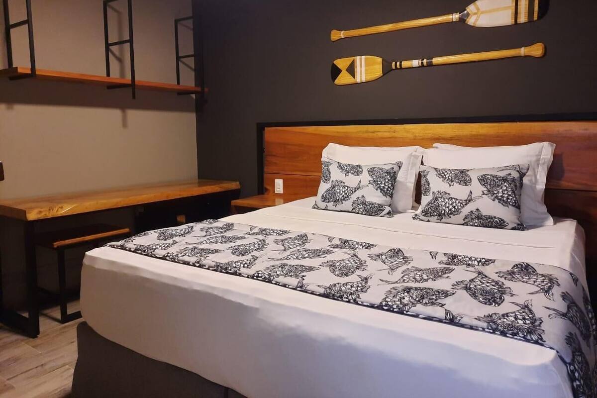 Frigobar, cofres nos quartos, escrivaninha, cortinas blackout