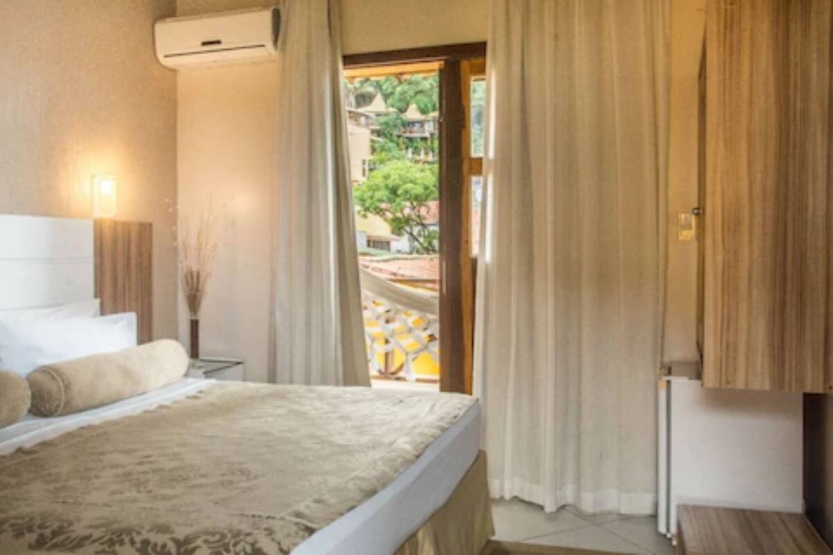 Standard Casal com Varanda | Frigobar, cofres nos quartos, escrivaninha, cortinas blackout