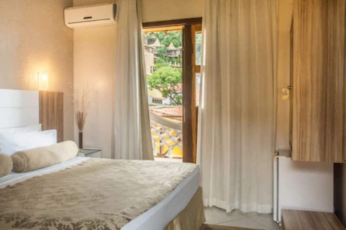 Standard Casal com Varanda | Minibar, una cassaforte in camera, una scrivania, tende oscuranti