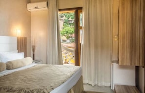 Standard Casal com Varanda | ミニバー、セーフティボックス (室内)、デスク、遮光カーテン