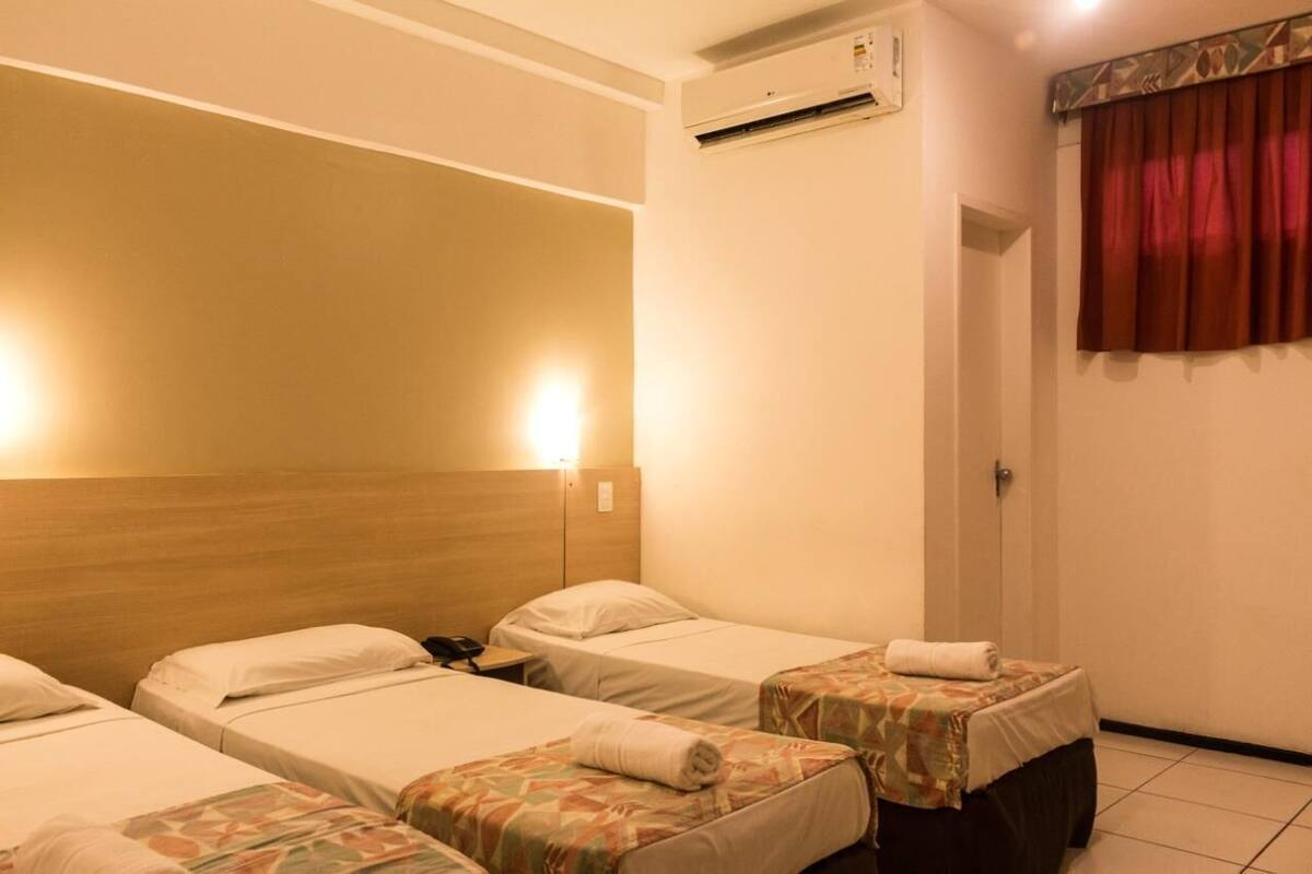 Minibar, escritorio, espacio para trabajar con laptop y wifi gratis