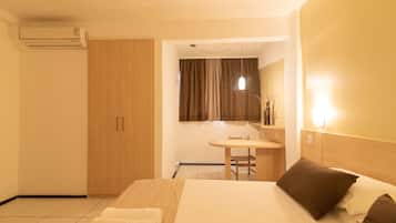 Minibar, decoración personalizada y escritorio