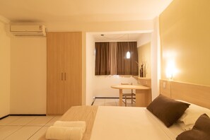 Minibar, individually decorated, desk, laptop workspace - Hotel Meridional (Fortaleza)