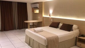 Kamar Deluks | Minibar, didekorasi berbeda-beda, dan meja kerja