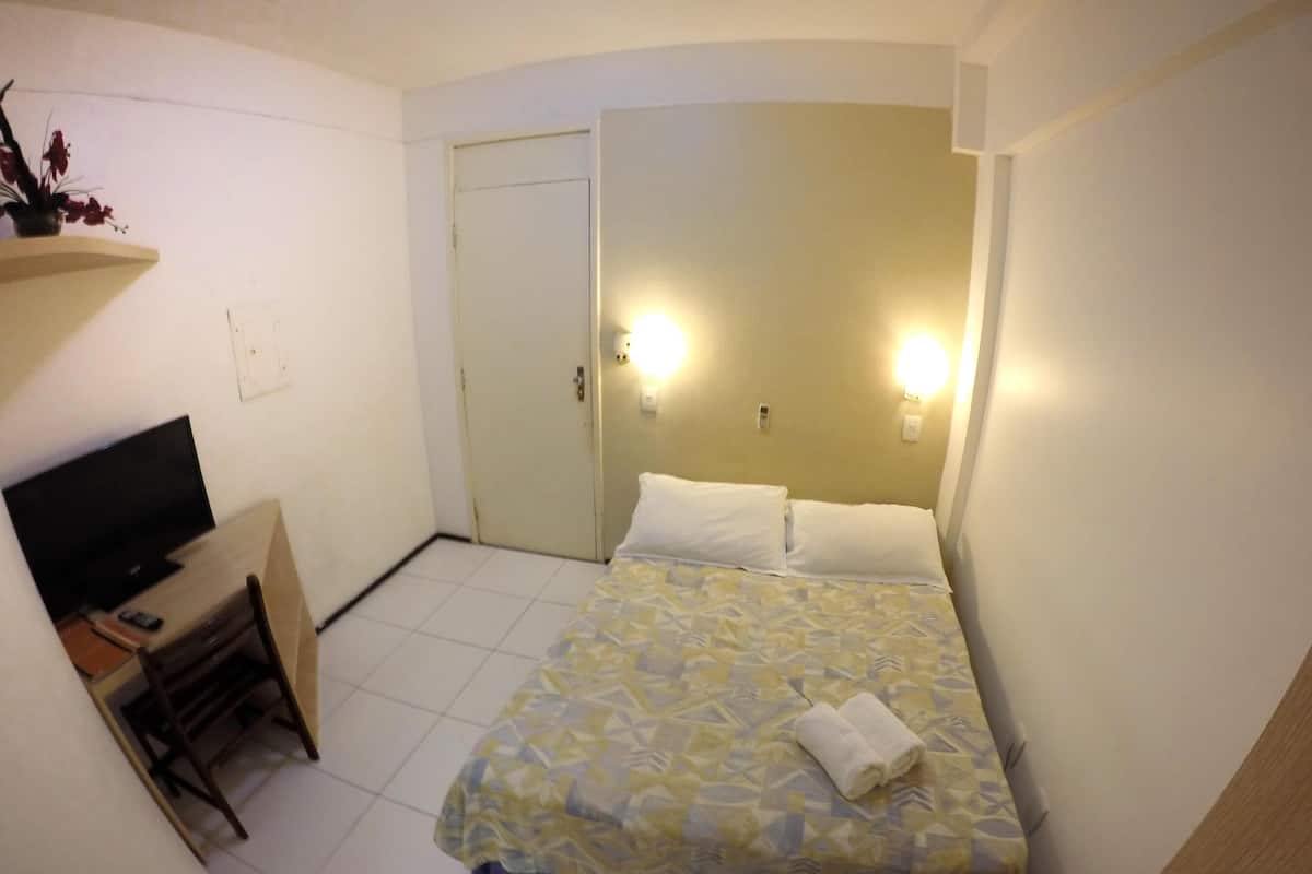 Minibar, individuell dekoriert, Schreibtisch