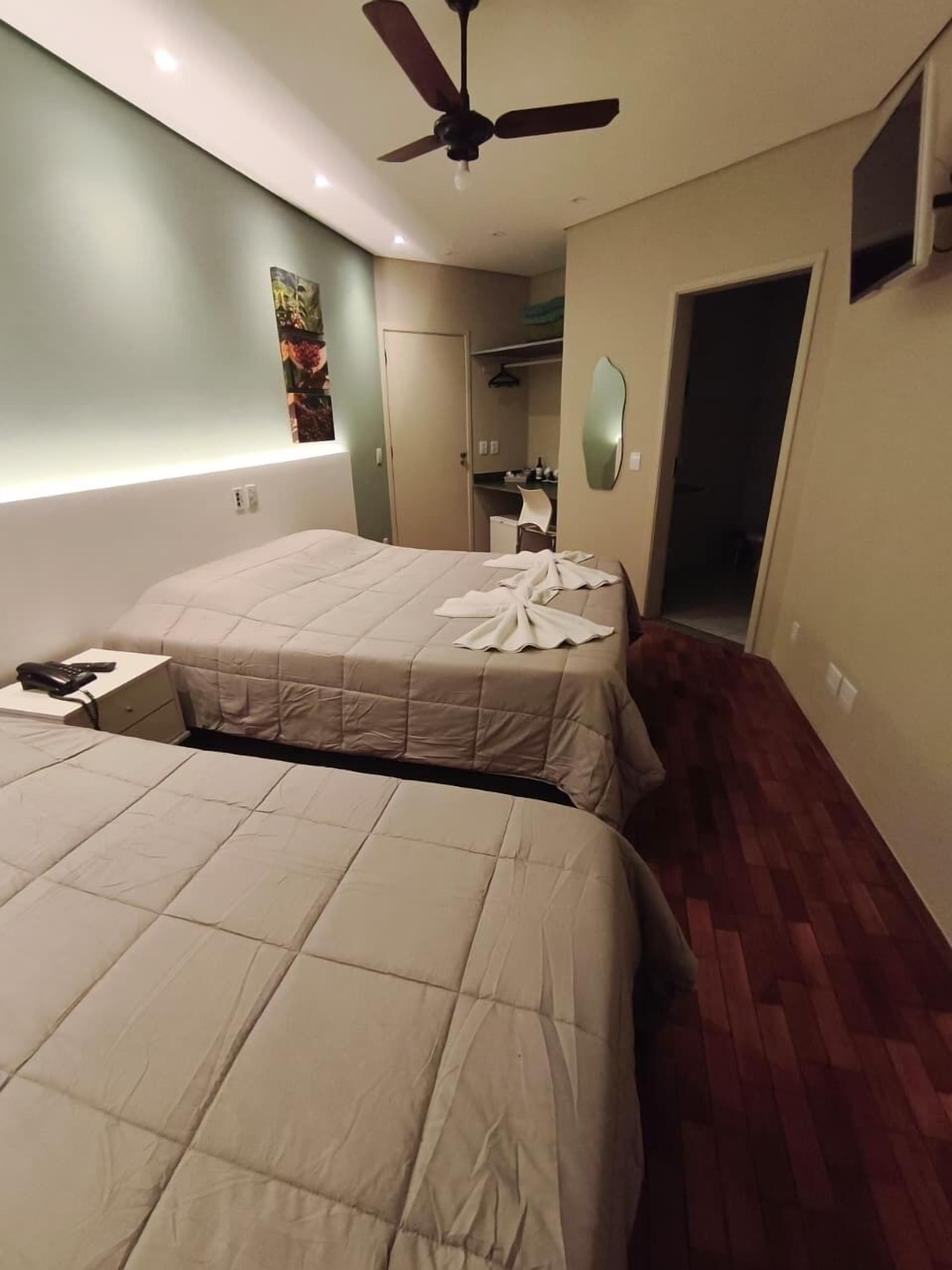 Minibar, escritorio y espacio para trabajar con laptop 