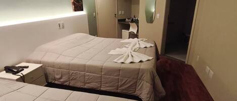 Minibar, escritorio y espacio para trabajar con laptop