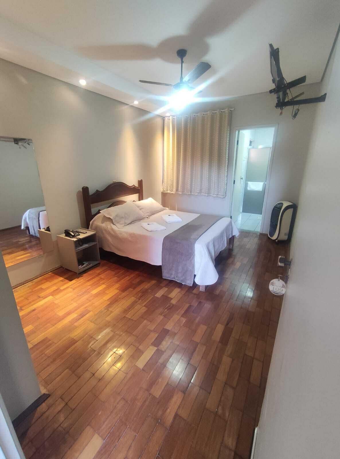 Minibar, escritorio y espacio para trabajar con laptop 