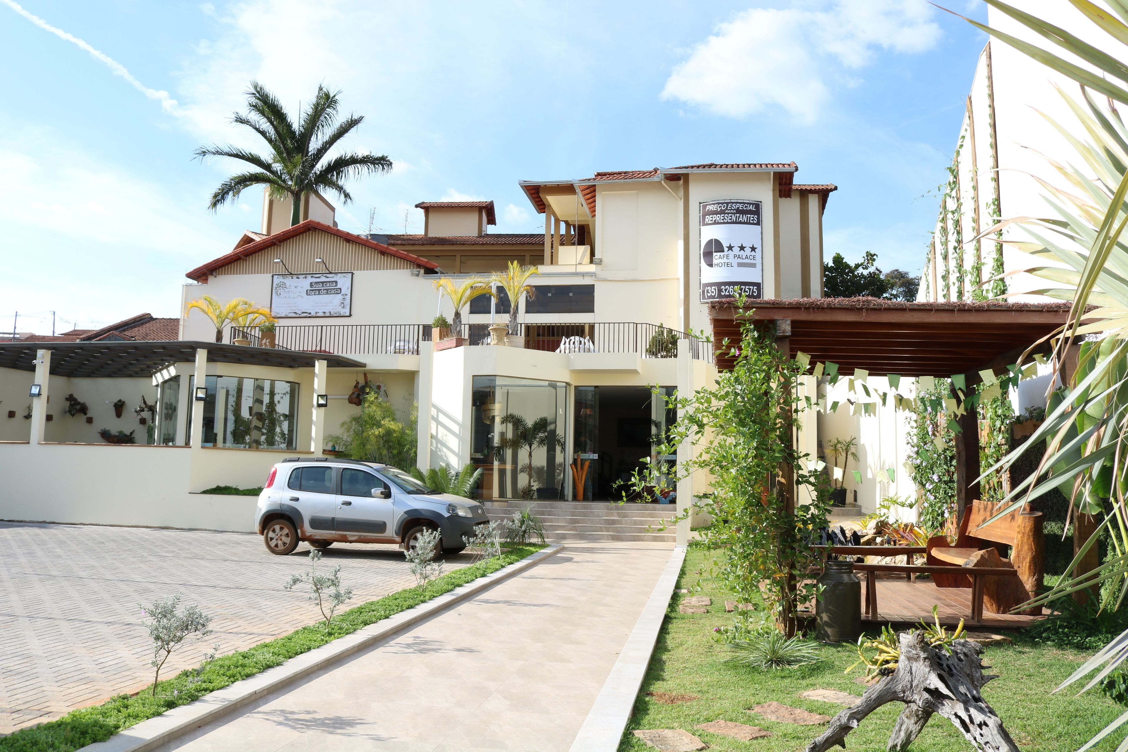 Vista frontal de la propiedad