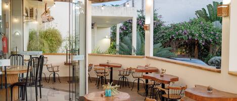 SUÍTE CAFÉ TOPÁZIO | Bathroom | Free toiletries, towels