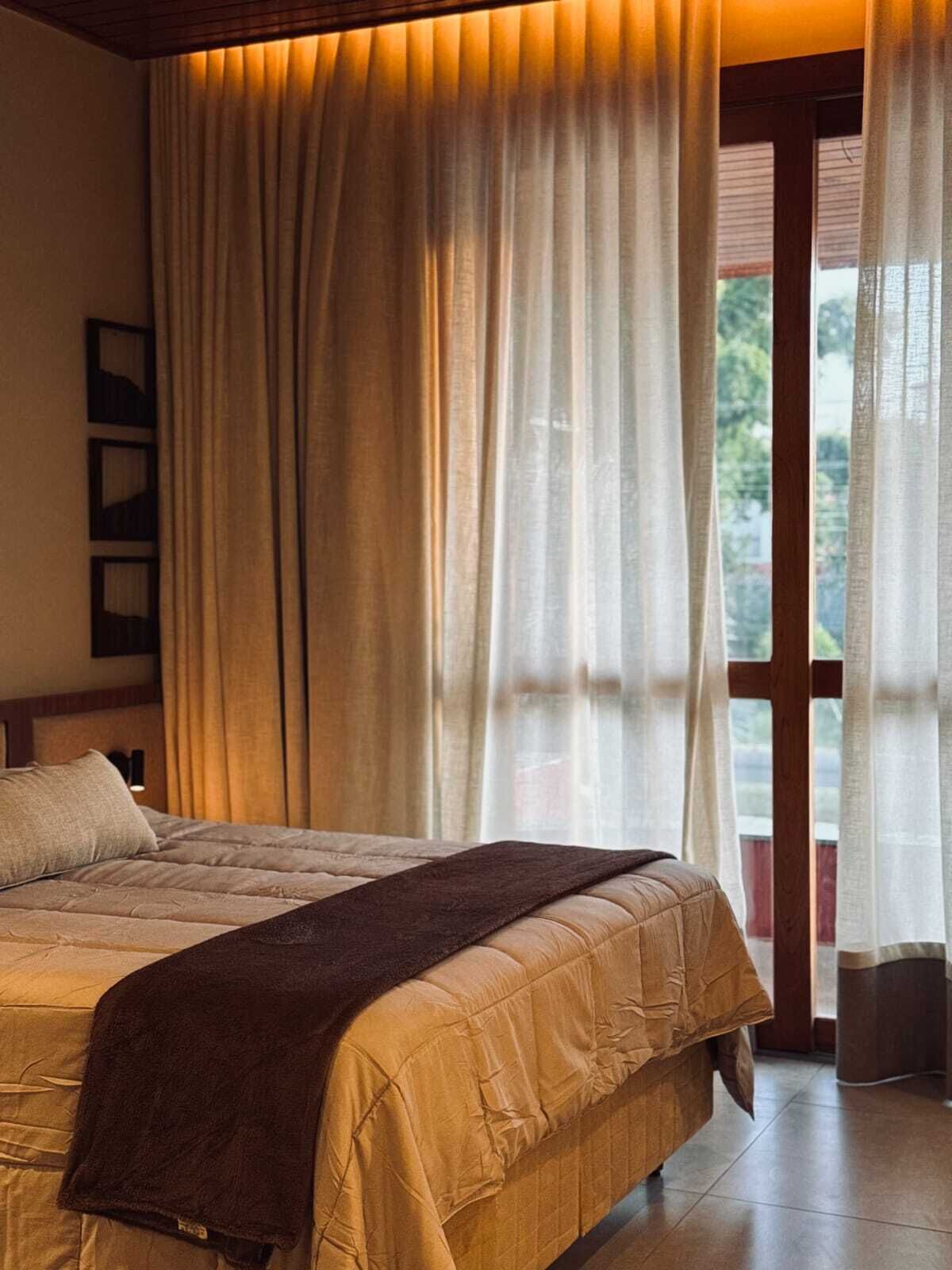 Minibar, escritorio y espacio para trabajar con laptop 