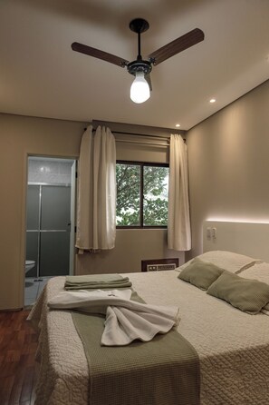 SUÍTE SUPER LUXO | Minibar, skrivebord, skrivebord for bærbar PC og blendingsgardiner