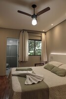 SUÍTE SUPER LUXO | Frigobar, escrivaninha, espaço de trabalho para notebook