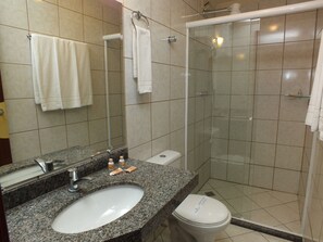 Minibar, desk, blackout drapes, free WiFi - Terrazas Park Hotel (Curitiba)