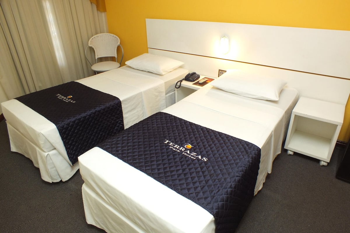 Minibar, escritorio, cortinas blackout y wifi gratis