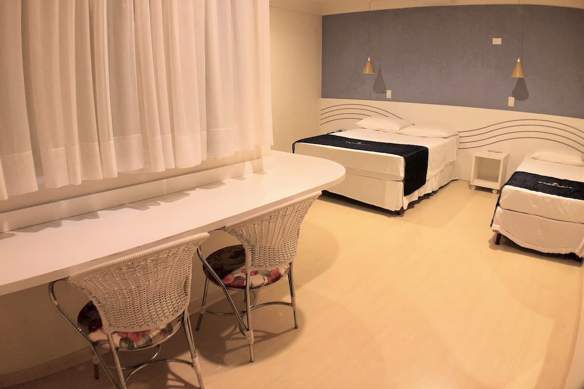 Minibar, escritorio, cortinas blackout y wifi gratis