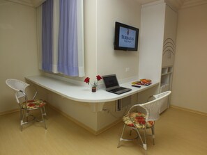 Frigobar, escrivaninha, cortinas blackout, Wi-Fi de cortesia