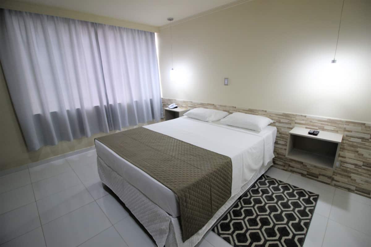 Minibar, escritorio, cortinas blackout y wifi gratis