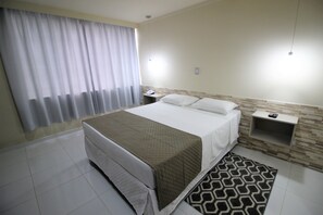 ミニバー、デスク、遮光カーテン、WiFi (無料)