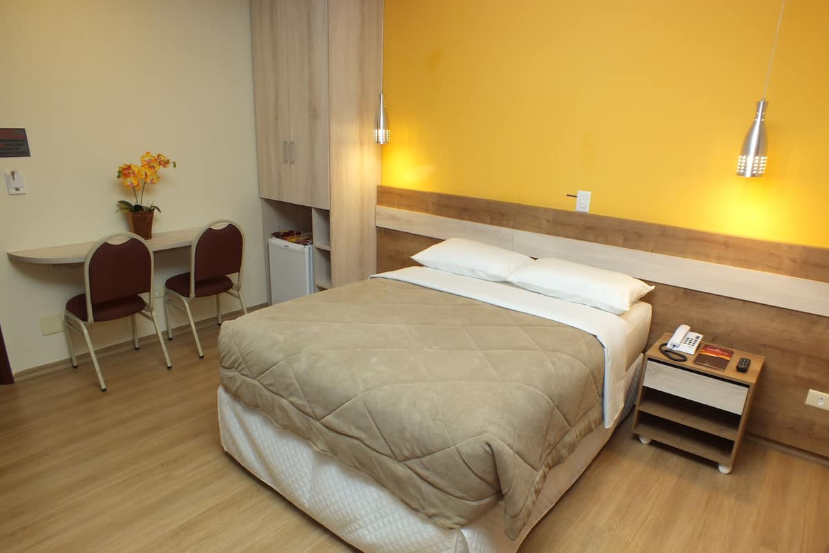 Minibar, escritorio, cortinas blackout y wifi gratis