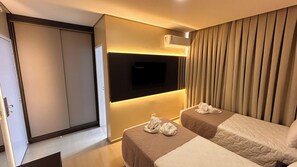 Minibar, coffres-forts dans les chambres, bureau, rideaux occultants