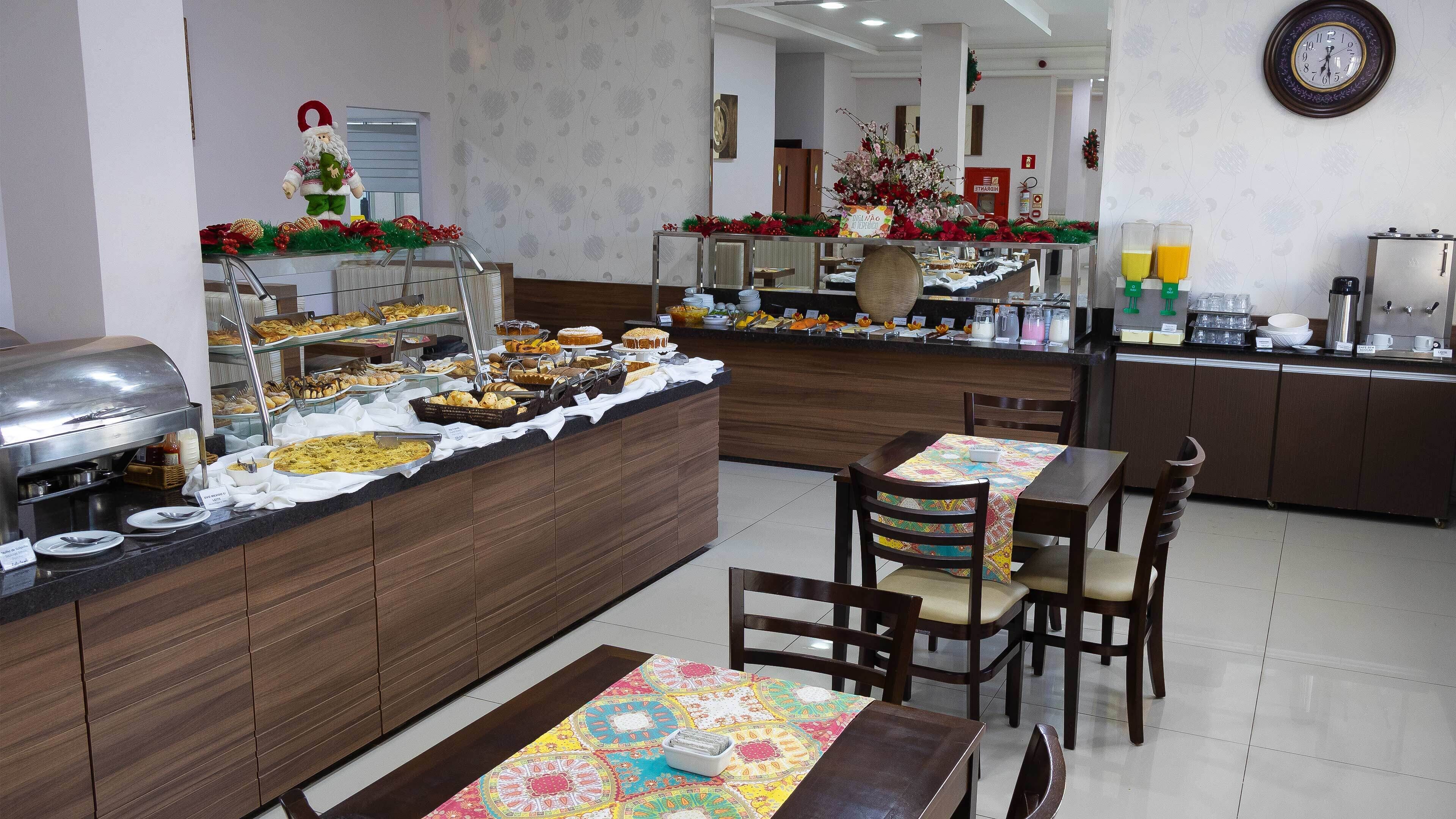 Zona de buffet con diversos alimentos y una decoración navideña.