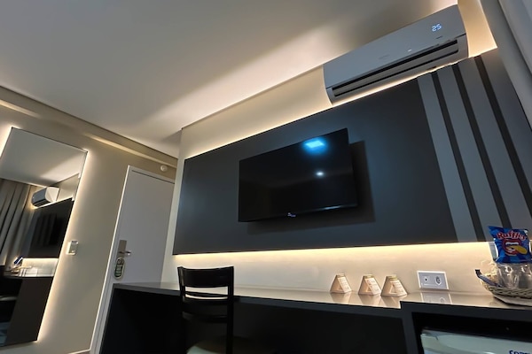 Luxury Double and Single Bed | Minibar, brankas, meja kerja, dan tirai kedap cahaya