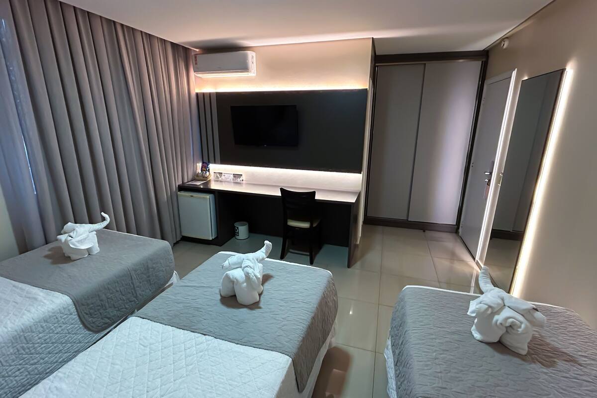 Luxury Triple | 1 dormitorio, minibar, caja fuerte y escritorio
