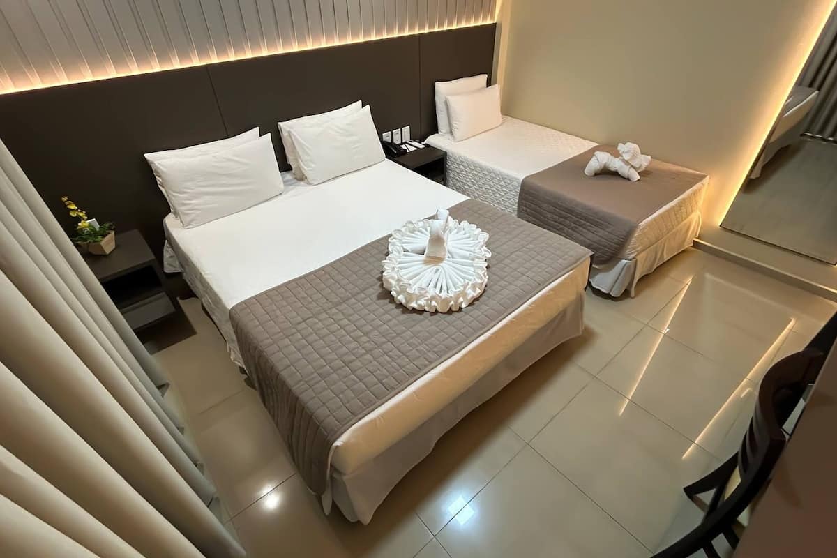 Luxury Double and Single Bed | 1 dormitorio, minibar, caja fuerte y escritorio