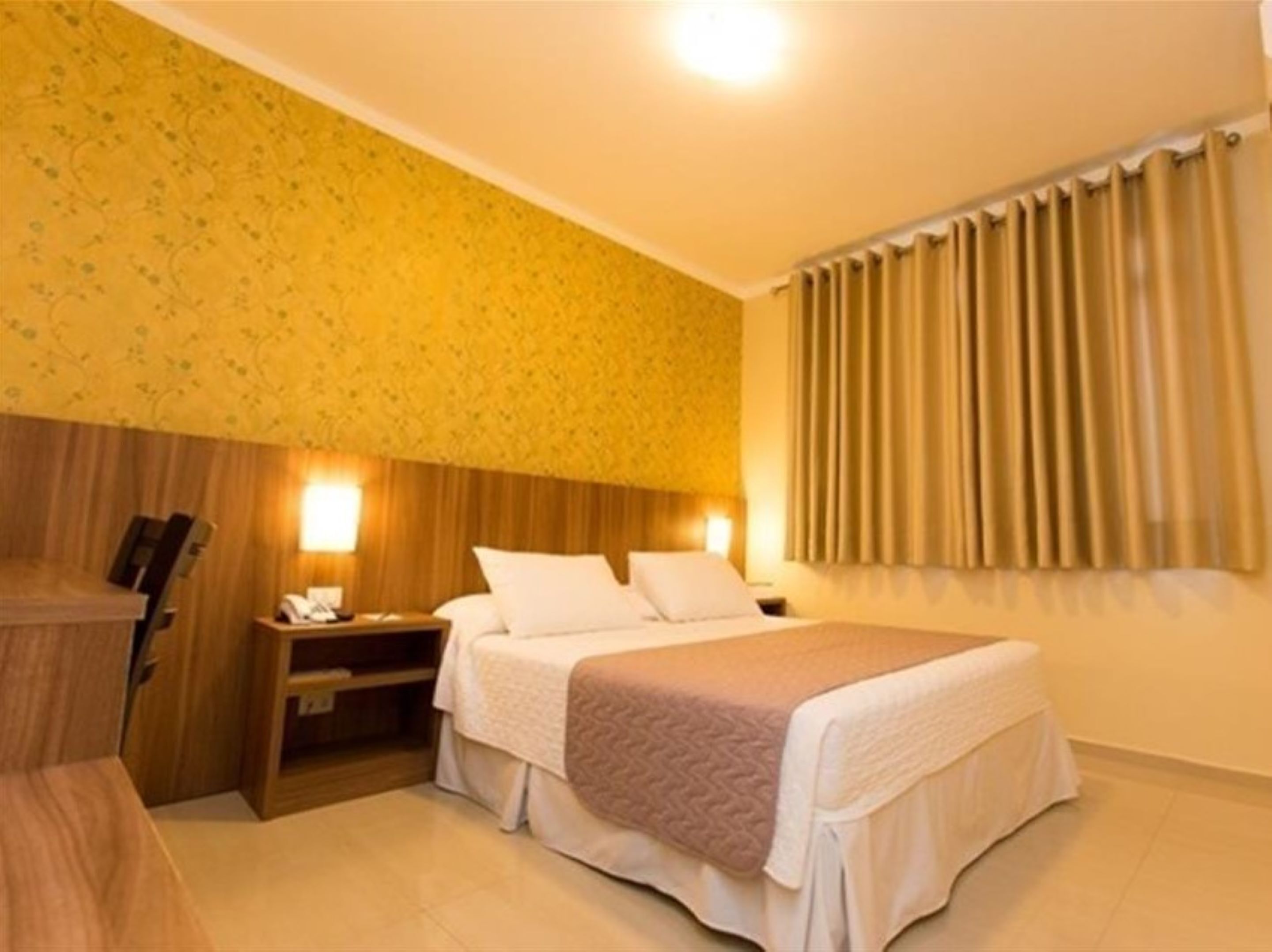 ミニバー、セーフティボックス (室内)、デスク、遮光カーテン