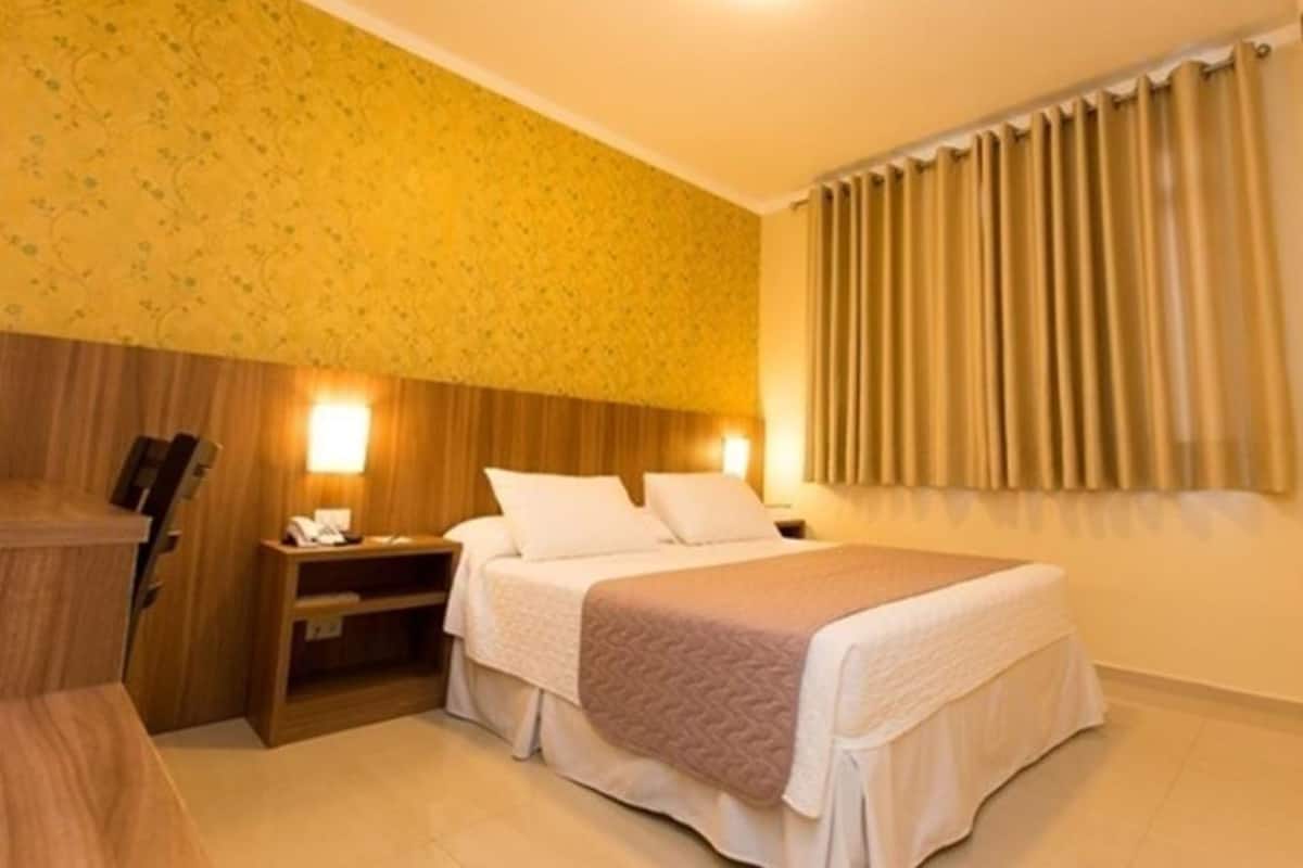 ミニバー、セーフティボックス (室内)、デスク、遮光カーテン