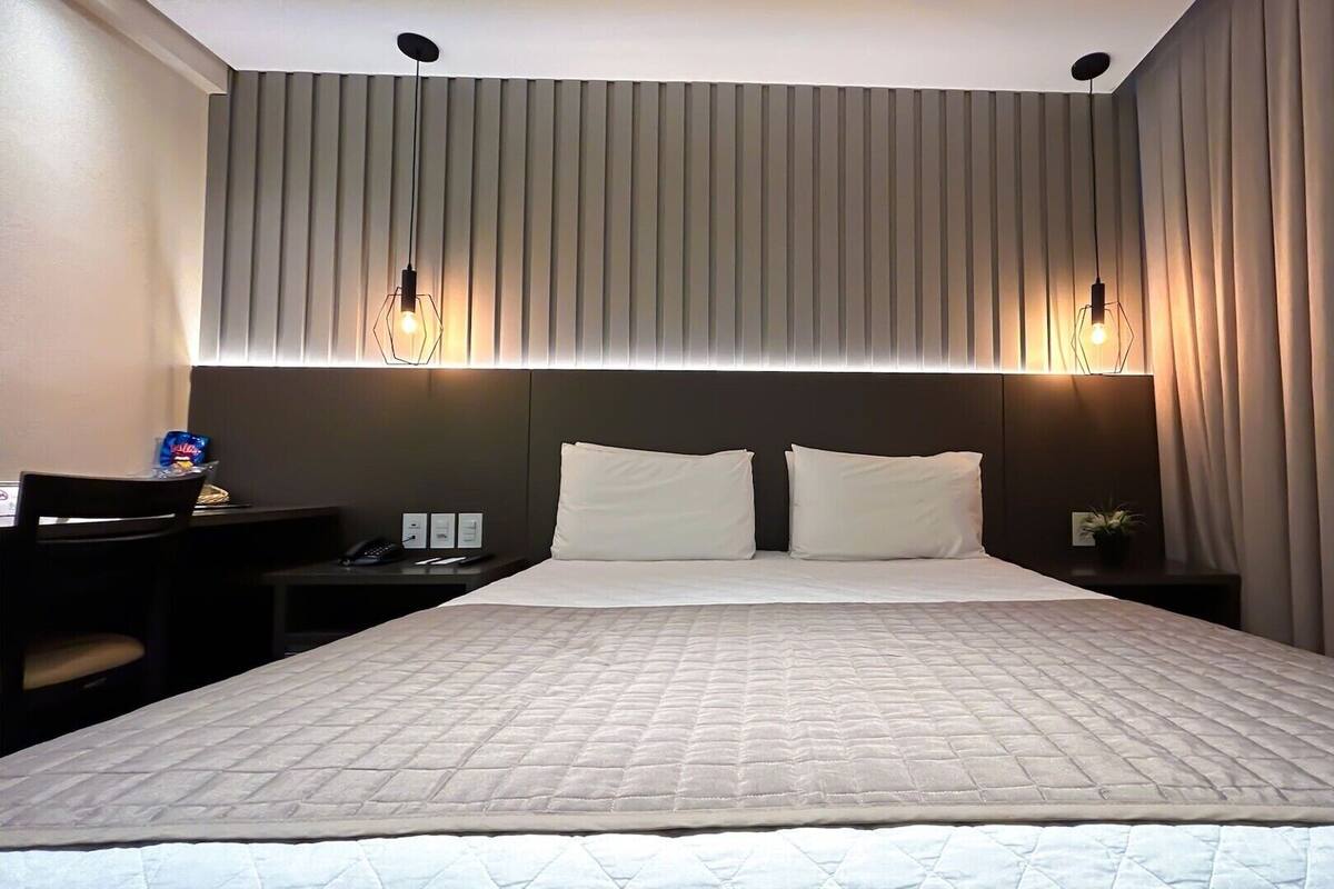 Minibar, Zimmersafe, Schreibtisch, Verdunkelungsvorhänge
