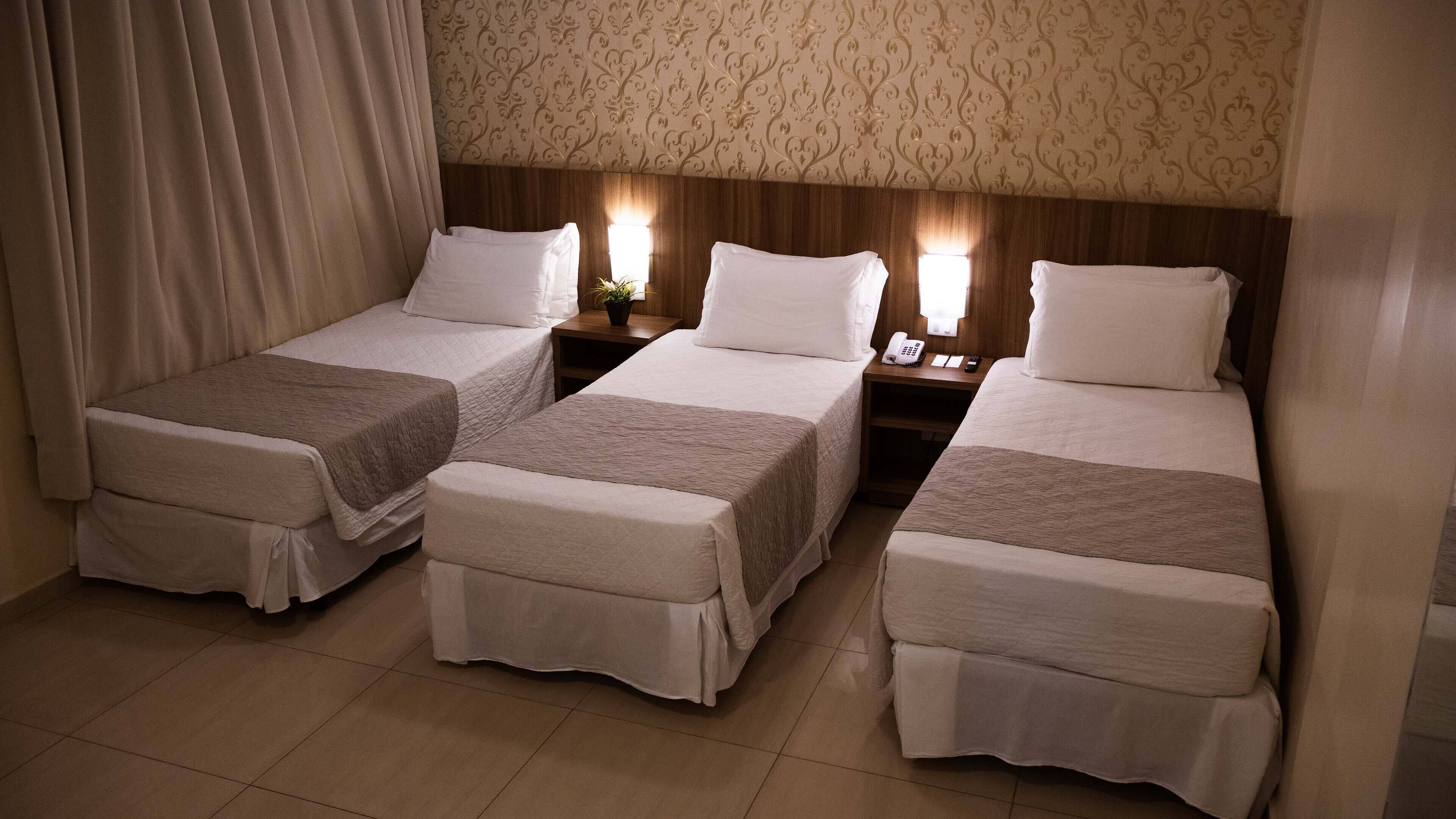 Habitación familiar | Minibar, caja fuerte, escritorio y cortinas opacas