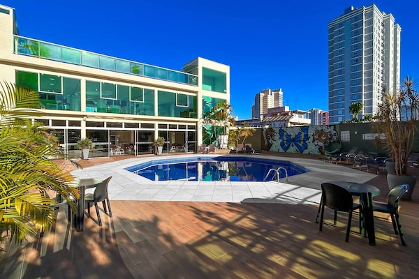 Kolam renang outdoor, dengan payung kolam renang dan kursi berjemur