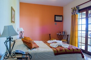 Minibar, decoración personalizada, muebles diferentes y escritorio 
