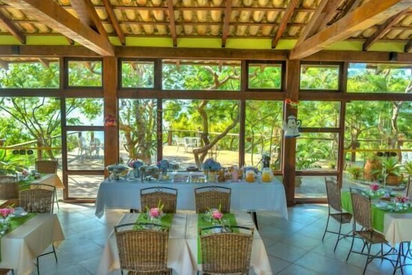 Free daily buffet breakfast - Pousada Cave Do Sol (Sao Pedro da Aldeia)