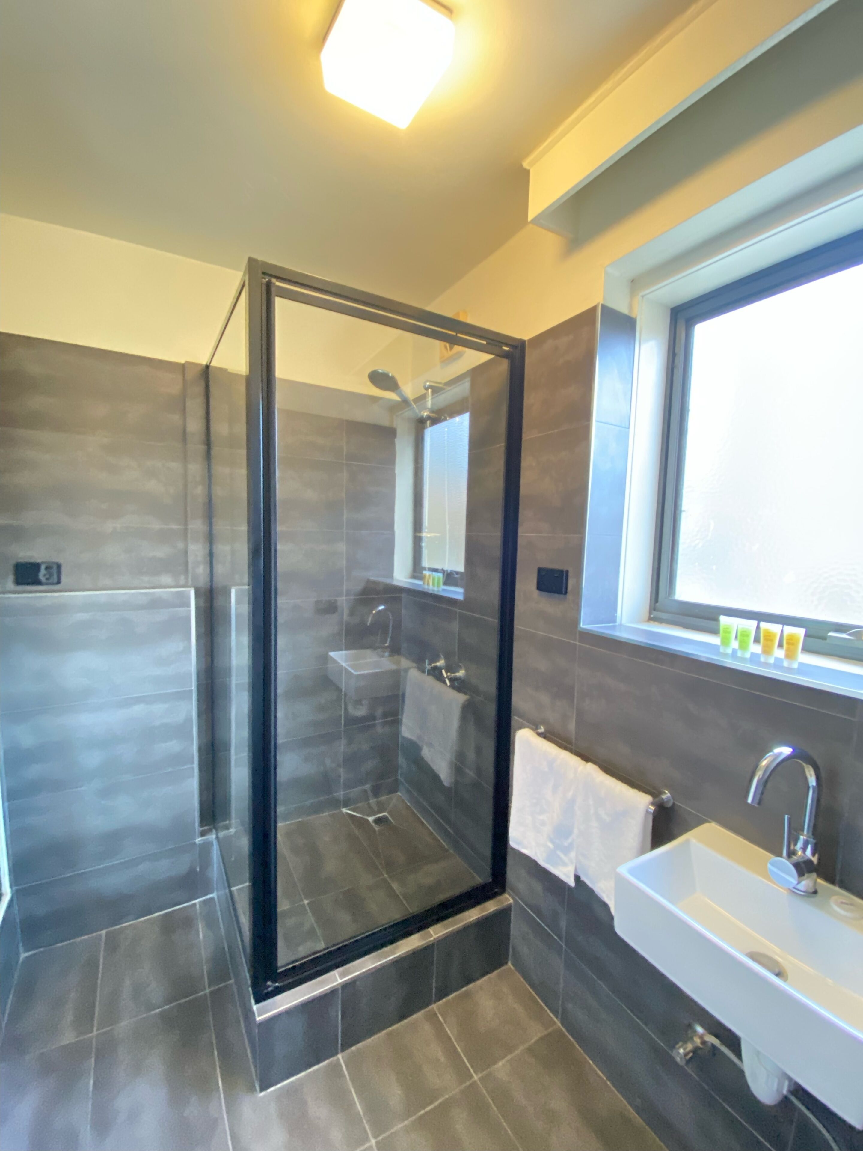 Gratis toiletartikelen, een haardroger, handdoeken