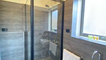 Articles de toilette gratuits, sèche-cheveux, serviettes fournies