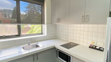 Căn hộ một phòng ngủ | Bếp riêng | Tủ lạnh, lò vi sóng, dụng cụ pha cà phê/trà, ấm điện