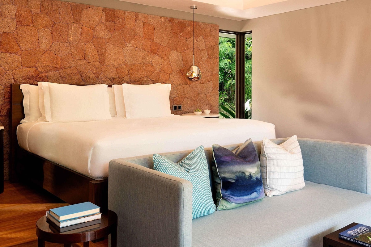 1 sovrum, sängtillbehör av högsta kvalitet och duntäcken