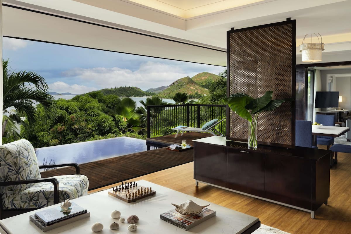 Villa Grand, vista al océano (Pool) | Ropa de cama de alta calidad, edredón, camas Tempur-Pedic y minibar