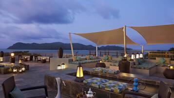 2 bars/lounges, poolside bar, beach bar