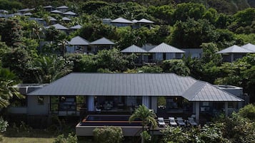 Villa, 2 habitaciones, frente a la playa (Pool) | Ropa de cama de alta calidad y edredones de plumas