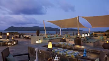 2 bares, bar junto a la piscina, bar en la playa