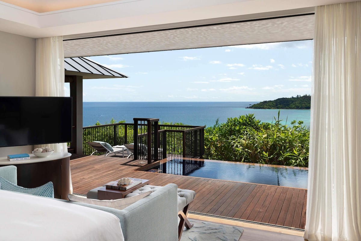 1 sovrum, sängtillbehör av högsta kvalitet och duntäcken