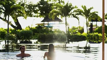2 piscine all'aperto, cabine incluse nel prezzo, ombrelloni da piscina