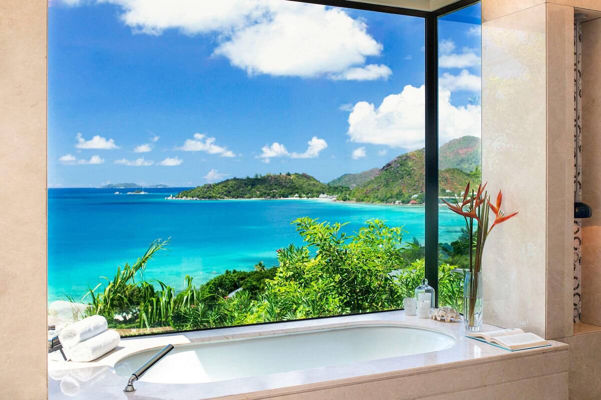 1 sovrum, sängtillbehör av högsta kvalitet och duntäcken