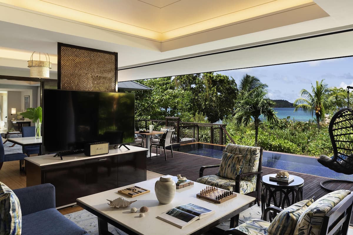 Villa, 2 habitaciones, frente al mar (Pool) | Ropa de cama de alta calidad, edredón, camas Tempur-Pedic y minibar