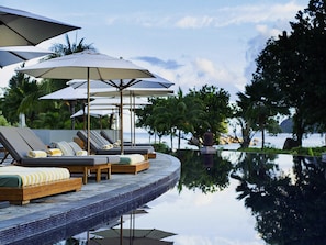 2 outdoor pools, open 6:00 AM to 6:30 PM, free pool cabanas
